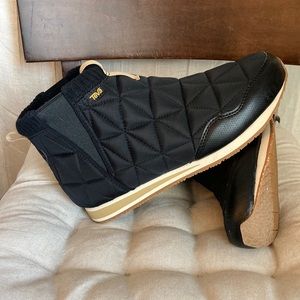 Teva Black Quilted ReEmber Boots Unisex (Women’s size 10)